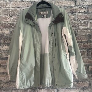 Columbia Mint & White Outdoor All weather Jacket, lots of zippers/adjustable🌸